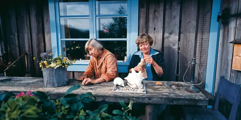 Tove Jansson et Tuulikki Pietilä. Extrait du documentaire "Haru : l'île de la Solitude" de Kanerva Cederström (1998).